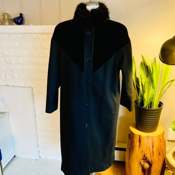 Gorgeous & Classic Vintage Wool Coat With Genuine Fur Collar - Picture 9 of 14